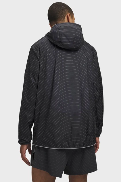 Чоловіча чорна вітровка у смужку UA Halo Run ReflectiveJacket-GRY Under Armour L 6012322-016 - Фото 2 Чоловіча чорна вітровка у смужку UA Halo Run ReflectiveJacket-GRY Under Armour L 6012322-016 - изображение 2