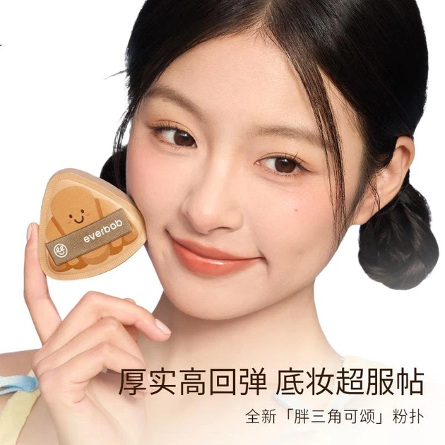 Спонж для макияжа Everbab Aibella Raw Chocolate Croissant Triangle Cushion Puff, размер L, 2 штуки, двойного назначения (для влажного и сухого нанесения). - Фото 2 Спонж для макияжа Everbab Aibella Raw Chocolate Croissant Triangle Cushion Puff, размер L, 2 штуки, двойного назначения (для влажного и сухого нанесения). - изображение 2