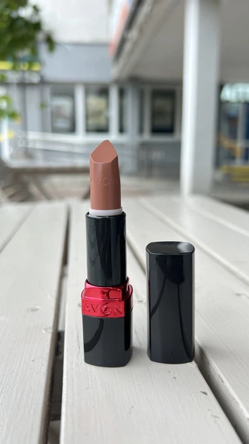 Зволожувальна кремова губна помада Avon «Ультра» 47 Toffee Kiss/47 Карамельний поцілунок - зображення 2