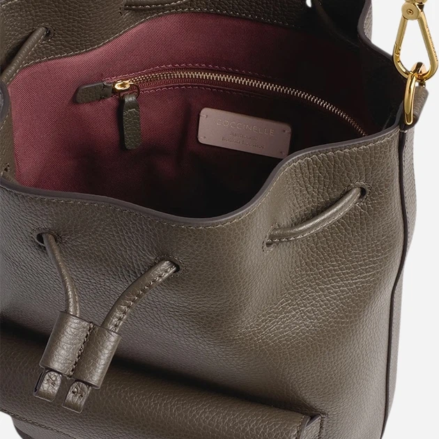 Torebka crossbody damska skórzana Coccinelle E1TFK230201-W25 Ciemnooliwkowa (800070363453) - Zdjęcie 3 Torebka crossbody damska skórzana Coccinelle E1TFK230201-W25 Ciemnooliwkowa (800070363453) - obraz 3