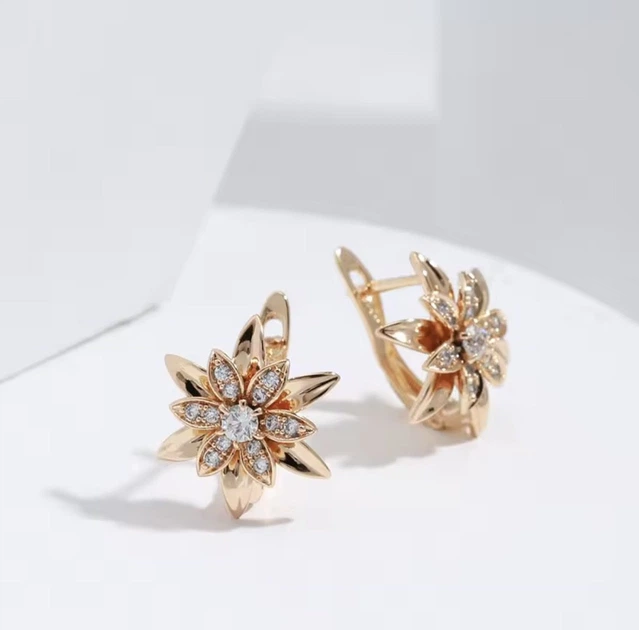 Жіночі сережки квітка з цирконами (золото 585п) англійський замок Golden Blossom GONCHAR & CO. ювелірний сплав - Фото 5 Жіночі сережки квітка з цирконами (золото 585п) англійський замок Golden Blossom GONCHAR & CO. ювелірний сплав - изображение 5