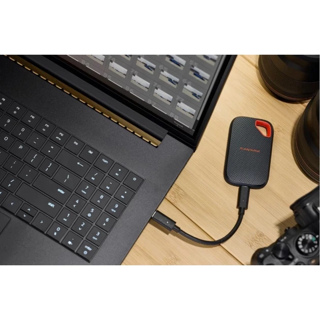 Зовнішній SanDisk SSD Extreme Portable Tripel USB 1 ТБ 2000 МБ/с читання 1800 МБ/с запис (619659223151) - Фото 2 Зовнішній SanDisk SSD Extreme Portable Tripel USB 1 ТБ 2000 МБ/с читання 1800 МБ/с запис (619659223151) - зображення 2