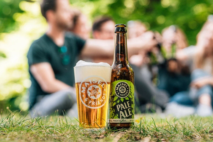 Упаковка пива Maisel&Friends Pale Ale світле фільтроване 5.2% 0.33 л х 24 шт. (40173306) - Фото 3 Упаковка пива Maisel&Friends Pale Ale світле фільтроване 5.2% 0.33 л х 24 шт. (40173306) - зображення 3