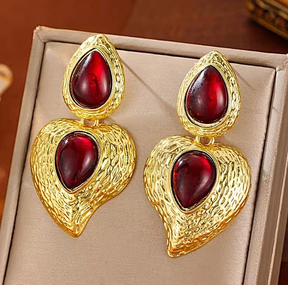 Женские сережки "Эльза" 6см Fashion jewelry Золотистые с красными камнями - Фото 2 Женские сережки "Эльза" 6см Fashion jewelry Золотистые с красными камнями - изображение 2