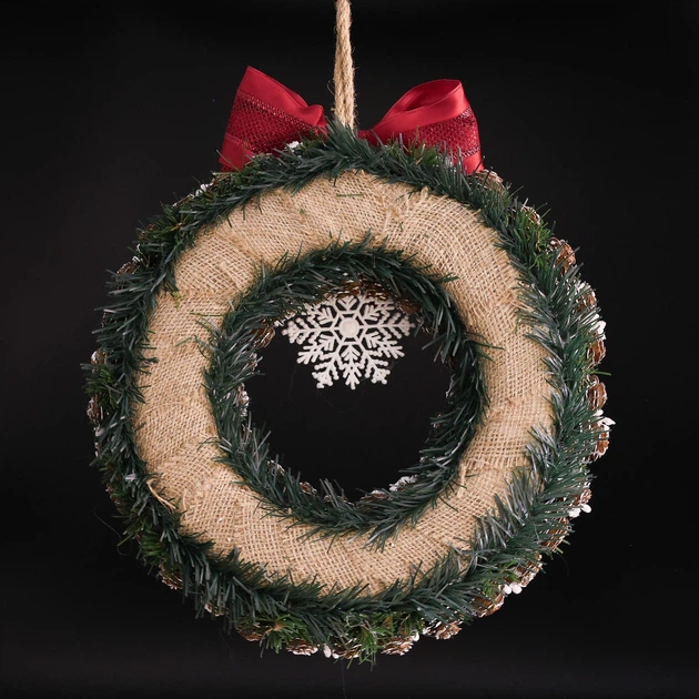 Новогодний венок Gala Decor из шишек, ягод и заснеженных элементов 33 см с красным бантом и снежинкой - Фото 2 Новогодний венок Gala Decor из шишек, ягод и заснеженных элементов 33 см с красным бантом и снежинкой - изображение 2
