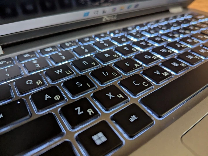 Ультрабук Dell Latitude 5450 / 14" (1920x1080) IPS Touch / Intel Core Ultra 7 165H (16 (22 ядер по 1.4 - 5.0 GHz) / 16 GB DDR5 / 512 GB SSD / Intel Graphics / WebCam / TouchID / Windows 11 б/у + Подарок Беспроводная мышь / USB - Фото 6 Ультрабук Dell Latitude 5450 / 14" (1920x1080) IPS Touch / Intel Core Ultra 7 165H (16 (22 ядер по 1.4 - 5.0 GHz) / 16 GB DDR5 / 512 GB SSD / Intel Graphics / WebCam / TouchID / Windows 11 б/у + Подарок Беспроводная мышь / USB - изображение 6