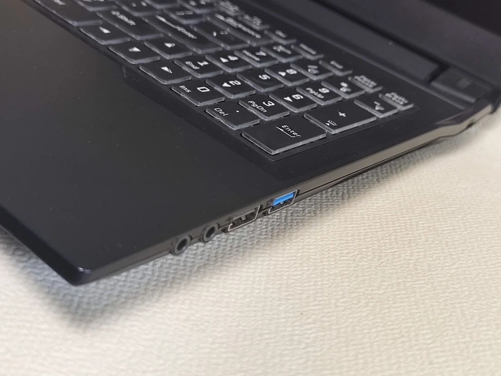 Ігровий ноутбук Eluktronics Eluktro Pro Notebook N850HK / 17.3" (1920x1080) IPS / Intel Core i7-7700HQ (4 (8) ядра по 2.8 - 3.8 GHz) / 16 GB DDR4 / 256 GB SSD / nVidia GeForce GTX 1050 Ti, 4 GB GDDR5, 128-bit / WebCam б/в - Фото 6 Ігровий ноутбук Eluktronics Eluktro Pro Notebook N850HK / 17.3" (1920x1080) IPS / Intel Core i7-7700HQ (4 (8) ядра по 2.8 - 3.8 GHz) / 16 GB DDR4 / 256 GB SSD / nVidia GeForce GTX 1050 Ti, 4 GB GDDR5, 128-bit / WebCam б/в - зображення 6