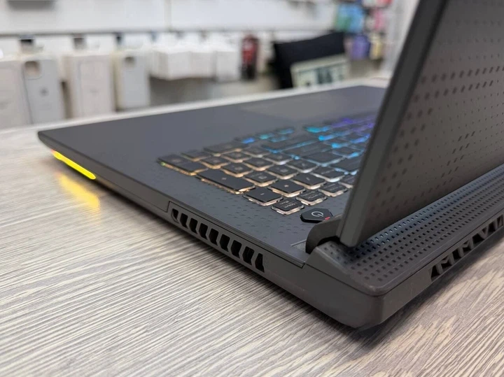 Игровой ноутбук Б-класс Asus ROG Strix G713PV-WS94 / 17.3" (2560x1440) IPS / AMD Ryzen 7 7745HX (8 (16) ядер по 3.6 - 5.1 GHz) / 16 GB DDR5 / 512 GB SSD / nVidia GeForce RTX 4060, 8 GB GDDR6, 128-bit / WebCam б/у - Фото 5 Игровой ноутбук Б-класс Asus ROG Strix G713PV-WS94 / 17.3" (2560x1440) IPS / AMD Ryzen 7 7745HX (8 (16) ядер по 3.6 - 5.1 GHz) / 16 GB DDR5 / 512 GB SSD / nVidia GeForce RTX 4060, 8 GB GDDR6, 128-bit / WebCam б/у - изображение 5