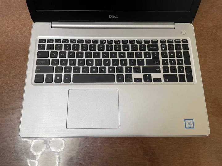 Ноутбук Dell Inspiron 5570 / 15.6" (1920x1080) IPS / Intel Core i7-8550U (4 (8) ядра по 1.8 - 4.0 GHz) / 16 GB DDR4 / 256 GB SSD / Intel UHD Graphics 620 / WebCam / DVD-ROM б/у - Фото 4 Ноутбук Dell Inspiron 5570 / 15.6" (1920x1080) IPS / Intel Core i7-8550U (4 (8) ядра по 1.8 - 4.0 GHz) / 16 GB DDR4 / 256 GB SSD / Intel UHD Graphics 620 / WebCam / DVD-ROM б/у - изображение 4