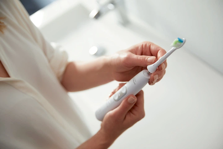 Электрическая зубная щетка с дезинфикатором PHILIPS Sonicare ProtectiveClean 6100 HX6877/68 - изображение 5