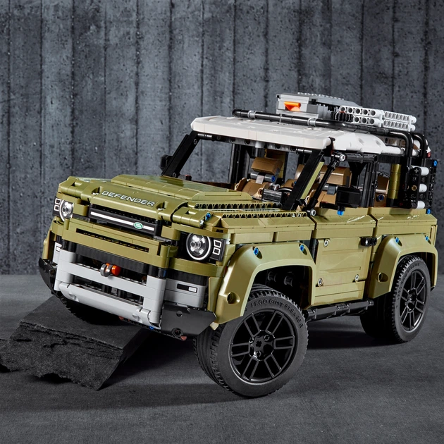 Zestaw klocków LEGO TECHNIC Land Rover Defender 2573 elementy (42110) - obraz 7