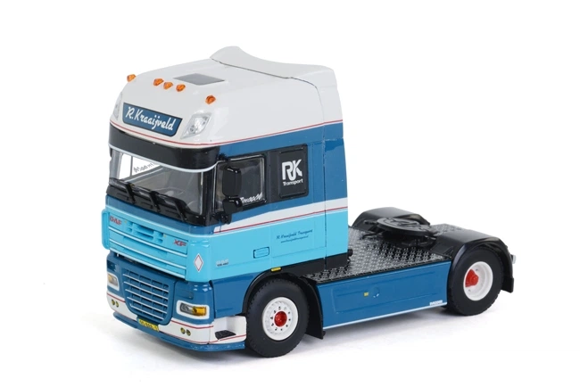 Тягач DAF XF 105 SSC 4x2 Super Space Cab масштабная модель 1:50 01