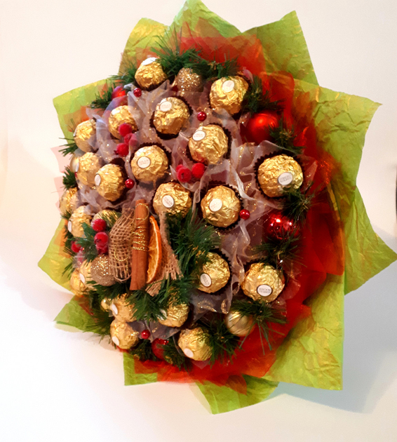Новогодние букеты из конфет, цветов и фруктов своими руками