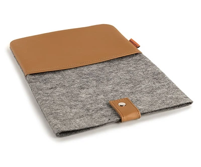 Войлочный чехол-конверт для планшета FeltFabricDesign М17 30×21 см — с кнопочной застежкой и карманом (10489)