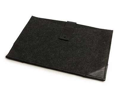 Вертикальный войлочный чехол для планшета FeltFabricDesign М60 30×21 см — черный , на язычке , экологичный (10655)