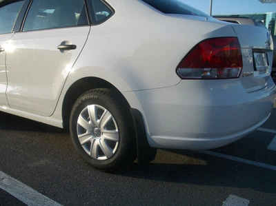 Брызговики Volkswagen Polo Sedan 2010-2015 задние оригинальные № 6RU075101 VAG