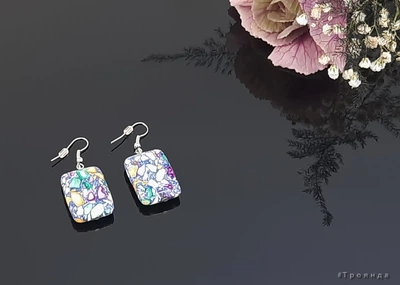 Серьги из натурального камня Варисцит длина 4,5см фиолетовые с разноцветными включениями (22016031)