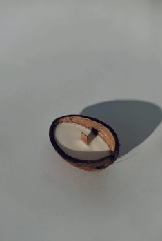 Ароматическая свеча Tvoj svet соевая в скорлупе кокоса с добавлением натуральных эфирных масел Мята
