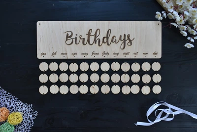 Сімейний календар з дерева з гравіюванням "Birthdays" на замовлення (Розріз0025)