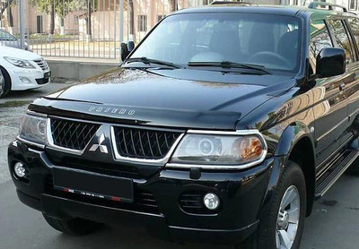 Дефлектор капота Mitsubishi Pajero Sport 1996-2008 з логотипом Vip Tuning
