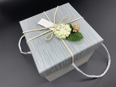 Коробка подарочная с цветочком и ручками 13х13х13 см Серый (KR-007-4)