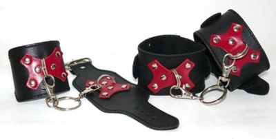 Шкіряні наручники і поножі з декоративною вставкою колір чорний (17653023000000000)