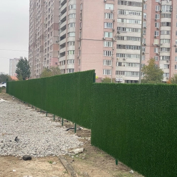 Декоративна зелена огорожа (зелений забор) Сo-Group с основою із сітки рабиця з ПВХ покриттям та вплетеною декоративною хвоєю 10х2м