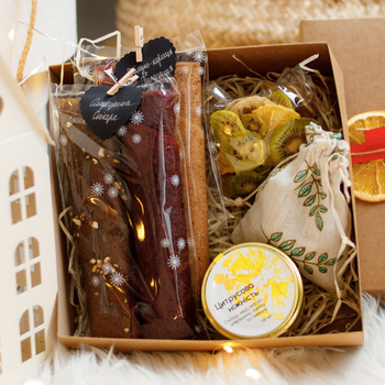 Новорічний подарунковий набір "Sweet BOX". Набір пастили, фруктових чипсів, горіхів та крем-меду