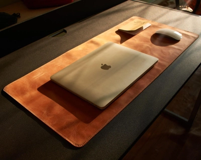 Кожаный коврик для рабочего стола с фетровой подкладкой INCARNE ProDesk Large Коньяк