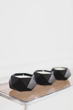 Набор из трех ароматических свечей в черных кашпо BELLA DECORA из соевого воска с ароматом карамели.