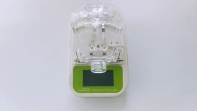 Универсальное зарядное устройство HY02 с дисплеем и USB Зелёный