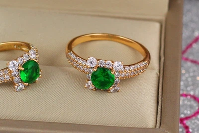 Кольцо Xuping Jewelry с зеленым камнем в квадрате из белых камней р 17 золотистое