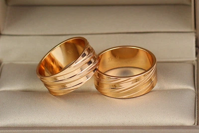 Обручальное кольцо Xuping Jewelry тесненные косые полоски 8 мм р 17 золотистое