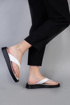 Шлепанцы женские ShoesBand Белые натуральные кожаные на черной толстой подошве на широкую ногу 36 (22,5 см) (66061-1)