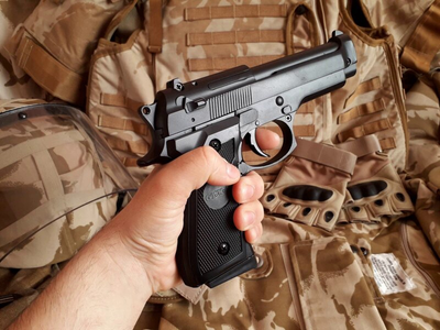 Страйкбольный Пистолет BERETTA 92 CYMA ZM 18 металл, пластик стреляет пульками 6 мм Черный