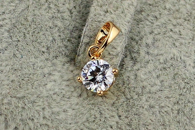 Кулон Xuping Jewelry белый камень на четыре крепления 6 мм золотистый