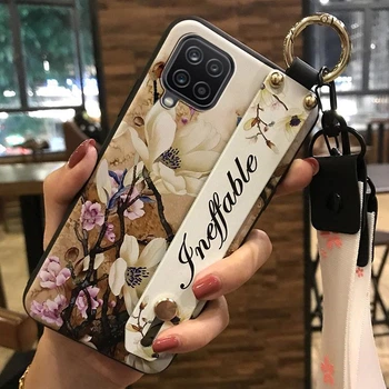 Силиконовый чехол для Samsung Galaxy M32 с ремешком-подставкой и на шею Цветы на бежевом