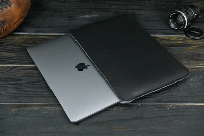 Кожаный чехол для MacBook Дизайн №2 с войлоком, натуральная кожа итальянский Краст, цвет Черный