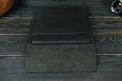 Кожаный чехол для MacBook Дизайн №25, натуральная кожа итальянский Краст, цвет Черный