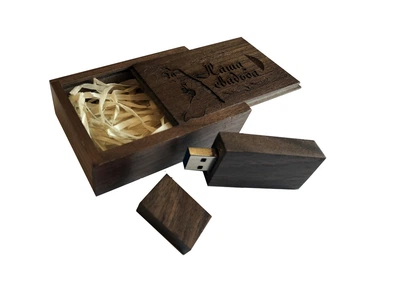 Флешка SUNROZ Wooden USB Flash Drive деревяный флэш накопитель с гравировкой "Наша свадьба" 16 Gb USB (SUN0824)