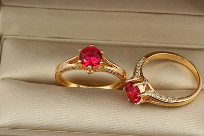 Кольцо Xuping Jewelry малиновый камень 8 мм на шесть креплений р 17 золотистое