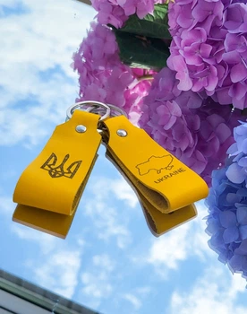 Брелок з натуральної шкіри та патріотичним гравіюванням Герб України Parasol'ka Yellow – аксесуар для подорожей, зручний і практичний