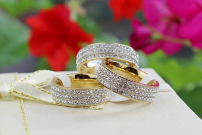 Кольцо Xuping Jewelry три дорожки камни по кругу р 16 золотистое