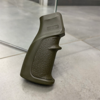Рукоятка пістолетна прогумована для AR15 DLG TACTICAL (DLG-106), колір Олива, з відсіком для батарейок