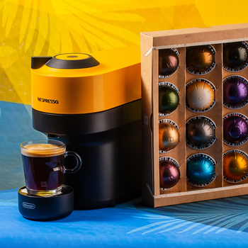 Капсульная кофеварка Nespresso Vertuo Pop MANGO YELLOW XN920110, оранжевая и дегустационный набор 12 кофе (капсул)