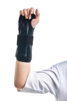 Ортез для лучезапястного сустава с металлической пластиной на правую руку