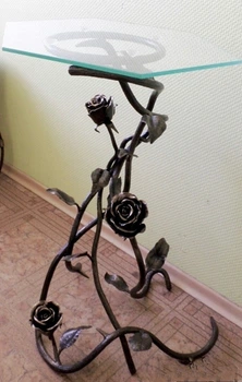 Стіл кований з трояндами