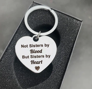 Брелок-сердечко з гравіюванням у подарунок для подруги, металевий "Sisters by Heart" — текст можна змінити з обох боків