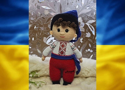 Сувенирная кукла амигуруми Козак в красных шароварах. Интерьерная кукла (00043011B)