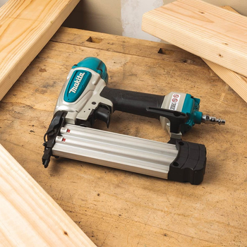 Пневматичний цвяхозабивач Makita AF506